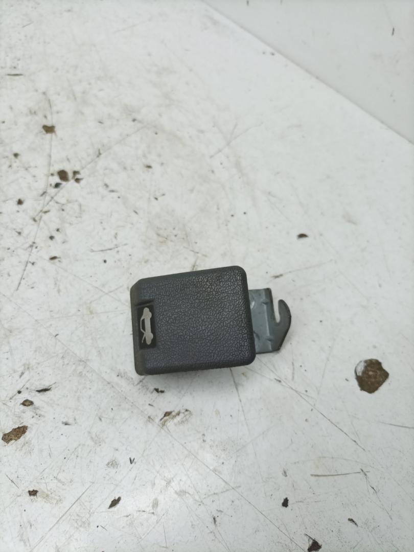 ручка открывания капота Mitsubishi Pajero 2 поколение 1997, 2.5 л., 4D56 (8V), дизель, МКПП, внедорожник 5 дв. - фото №1