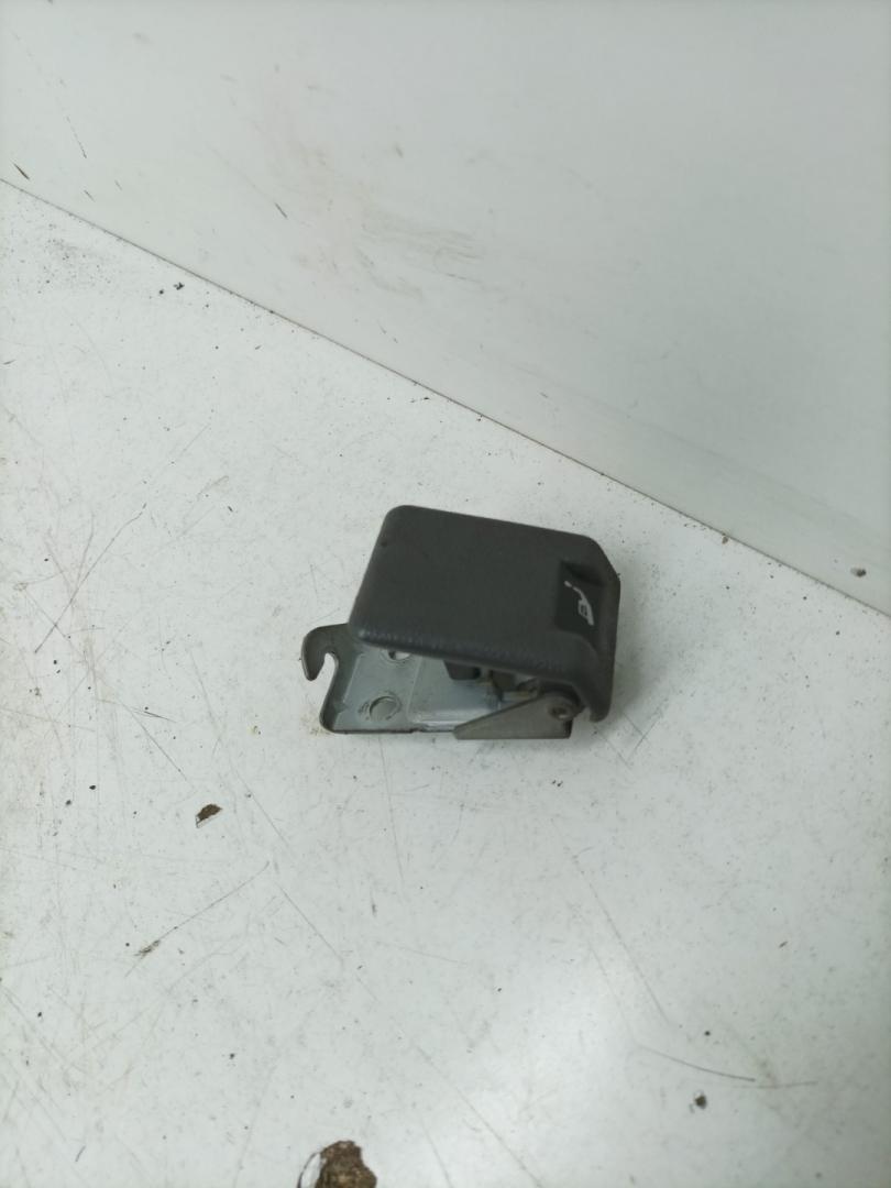 ручка открытия лючка топливного бака Mitsubishi Pajero 2 поколение 1997, 2.5 л., 4D56 (8V), дизель, МКПП, внедорожник 5 дв. - фото №1