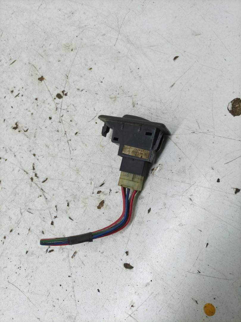 кнопка стеклоподъемника двери задней Mitsubishi Pajero 2 поколение 1997, 2.5 л., 4D56 (8V), дизель, МКПП, внедорожник 5 дв. - фото №1