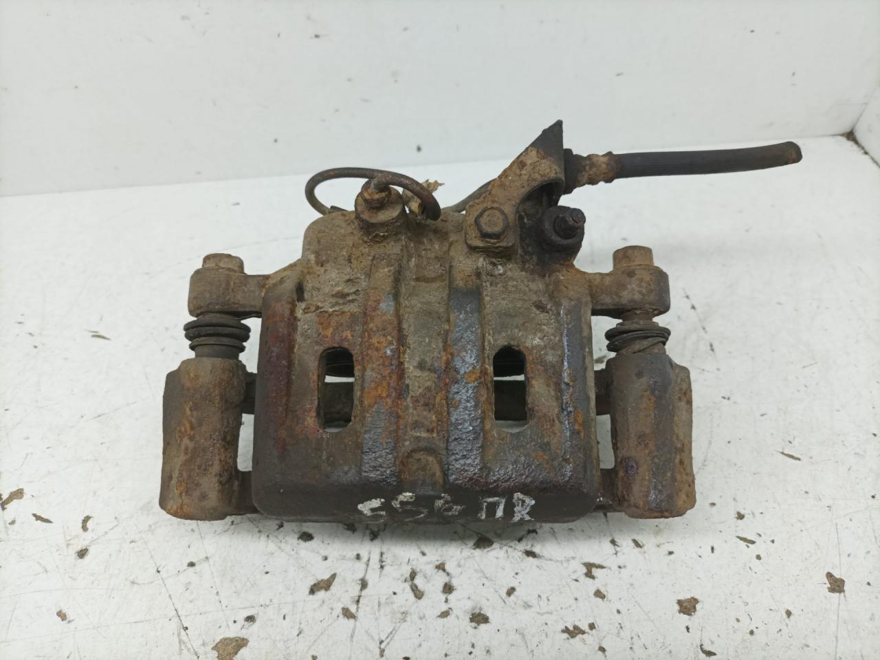 суппорт передний правый Mitsubishi Pajero 2 поколение 1997, 2.5 л., 4D56 (8V), дизель, МКПП, внедорожник 5 дв. - фото №1