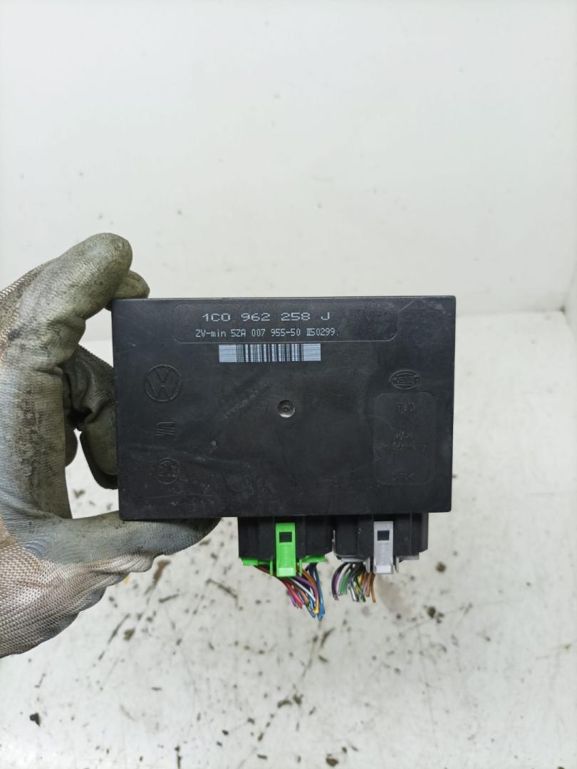 блок комфорта Volkswagen Golf 4 поколение 1999, 1.4 л., AKQ, бензин, МКПП, хетчбэк 5 дв., 1C0962258J - фото №1