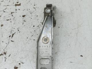 петля капота Volkswagen Golf 4 поколение 1998, 1.4 л., AKQ, бензин, МКПП, хетчбэк 5 дв., 1J0823302A