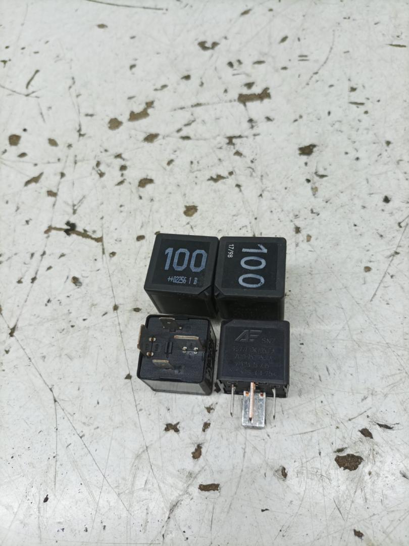 реле (прочие) Volkswagen Golf 4 поколение 2002, 1.6 л., BCB, бензин, МКПП, хетчбэк 5 дв., 7M0951253A - фото №1