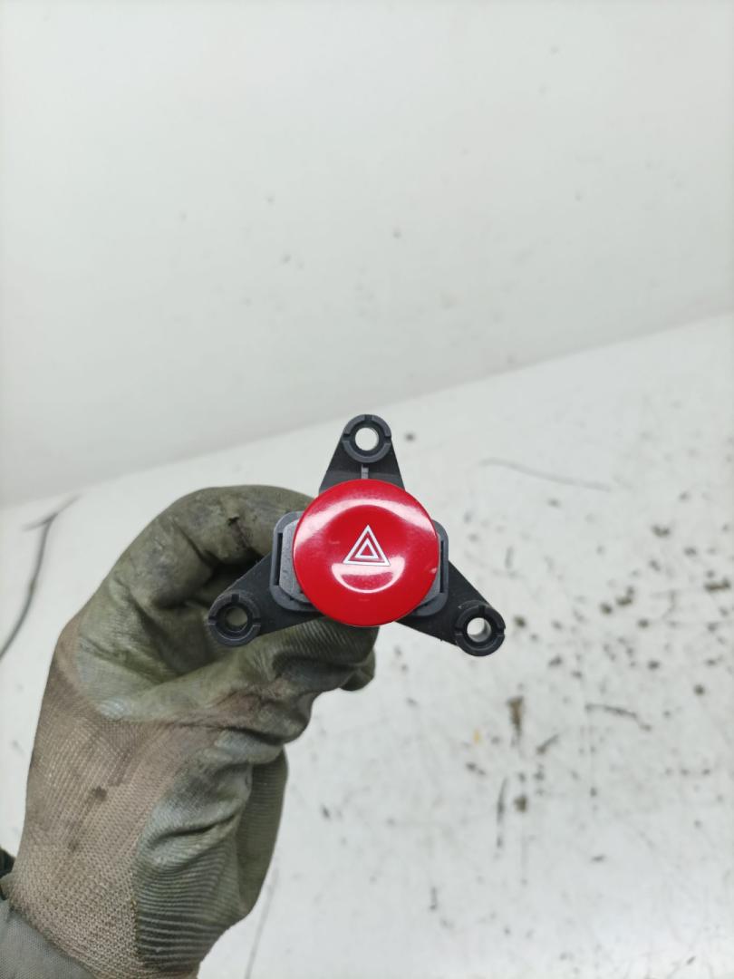 кнопка аварийной сигнализации Chevrolet Matiz 2 поколение 2008, 0.8 л., F8CV, бензин, МКПП, хетчбэк 5 дв. - фото №1