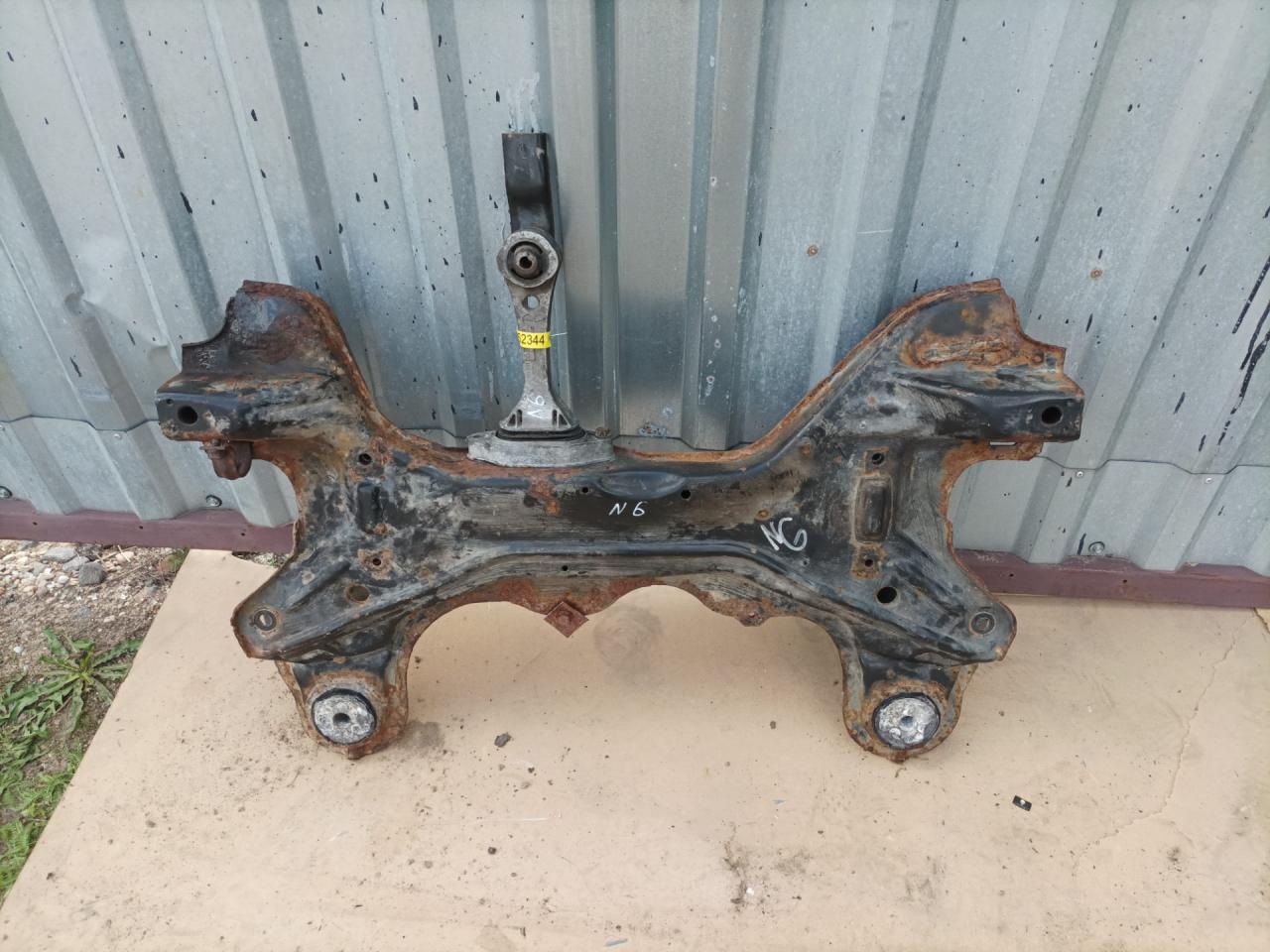 балка подвески передняя (подрамник) Volkswagen Golf 4 поколение 2002, 1.6 л., BCB, бензин, МКПП, хетчбэк 5 дв. - фото №1