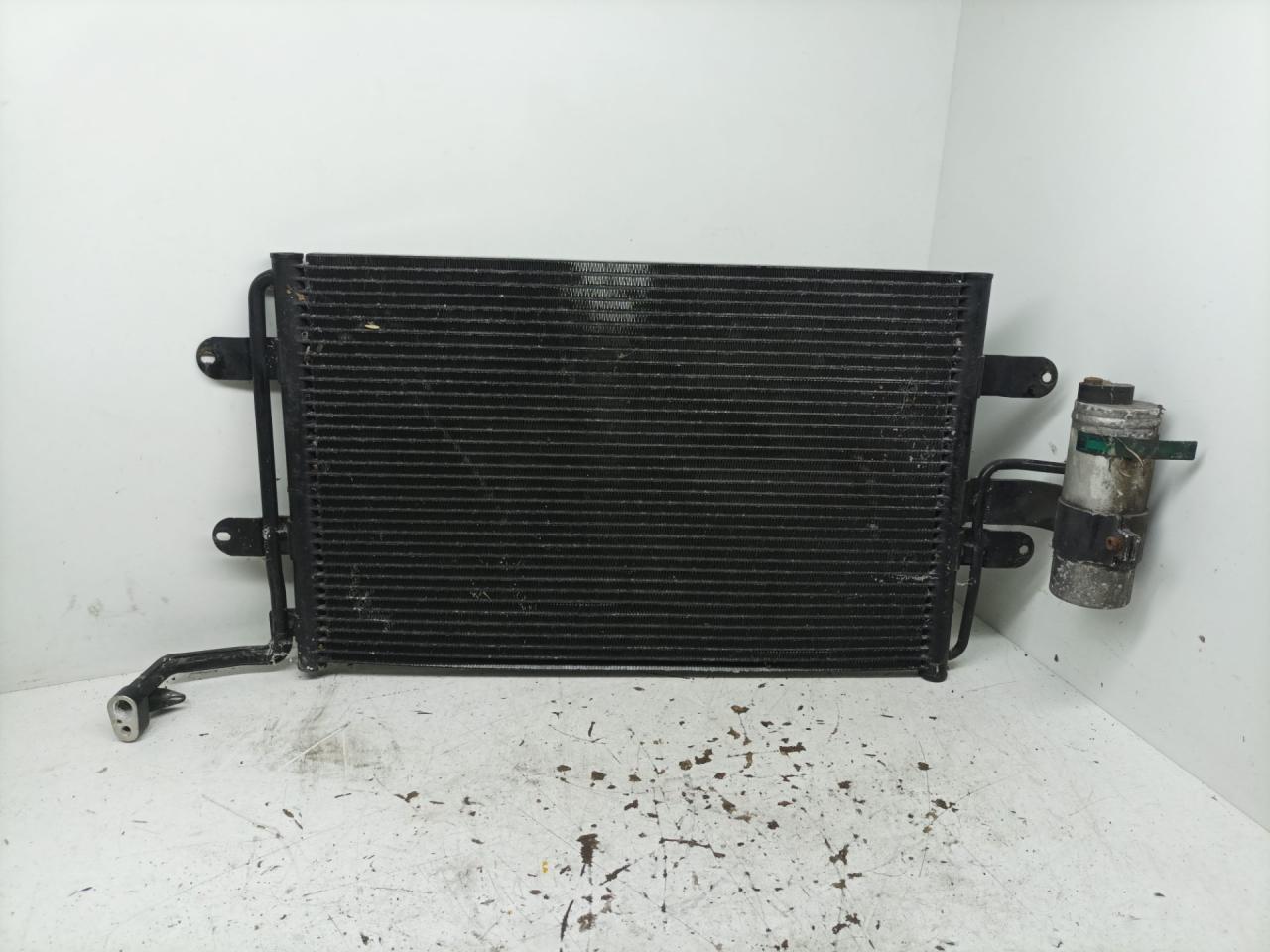радиатор кондиционера Volkswagen Golf 4 поколение 1999, 2.0 л., ADY, бензин, МКПП, хетчбэк 5 дв. - фото №1