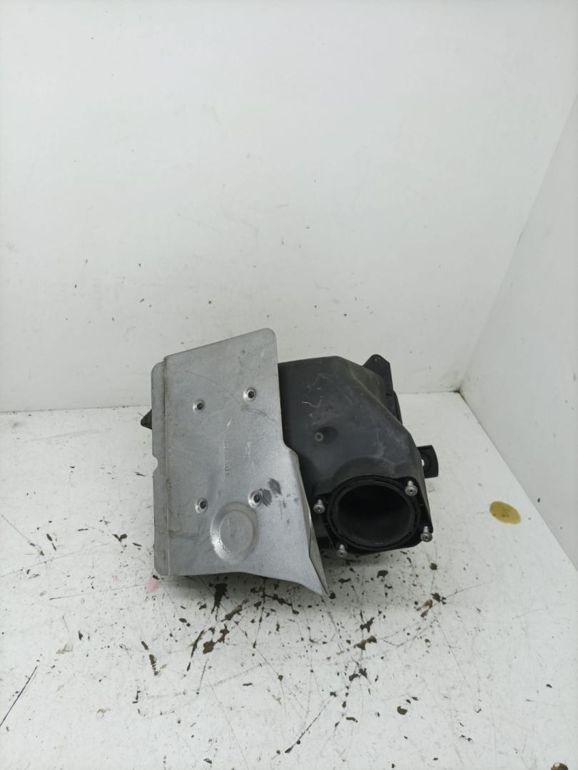 корпус воздушного фильтра Audi A4 B6 2002, 2.0 л., ALT, бензин, МКПП, седан, 06B133835BD, 06B133837A - фото №1