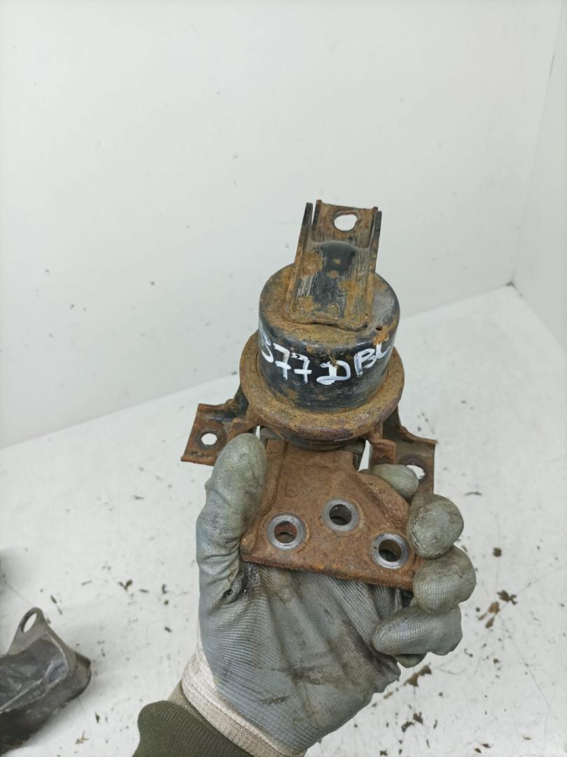 подушка крепления двигателя Mitsubishi Lancer 9 поколение 2004, 2.0 л., 4G94, бензин, МКПП, седан - фото №1