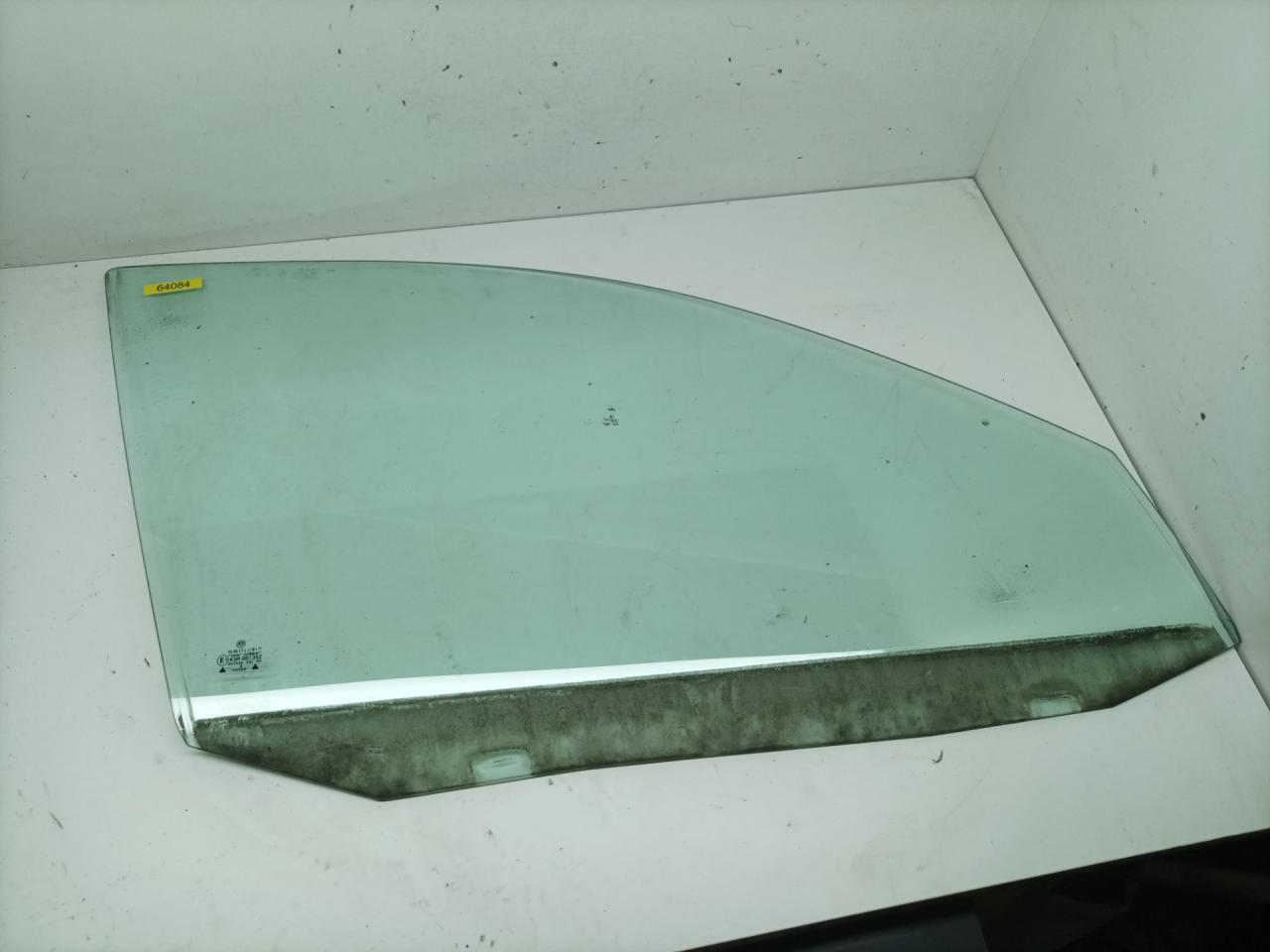 стекло двери передней правой Volkswagen Golf 4 поколение 1998, 1.4 л., AKQ, бензин, МКПП, хетчбэк 5 дв. - фото №1
