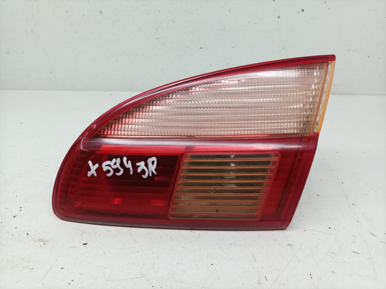 фонарь крышки багажника правый Toyota Avensis 1 поколение (T220) 1999, 2.0 л., TD, 2C-TE, дизель, МКПП, универсал - фото №1