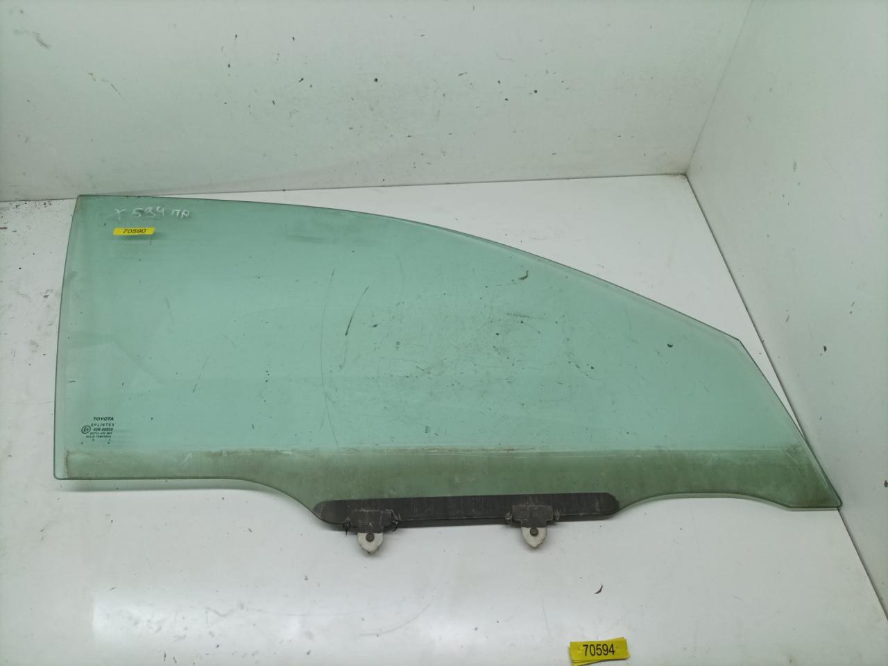 стекло двери передней правой Toyota Avensis 1 поколение (T220) 1999, 2.0 л., TD, 2C-TE, дизель, МКПП, универсал - фото №1