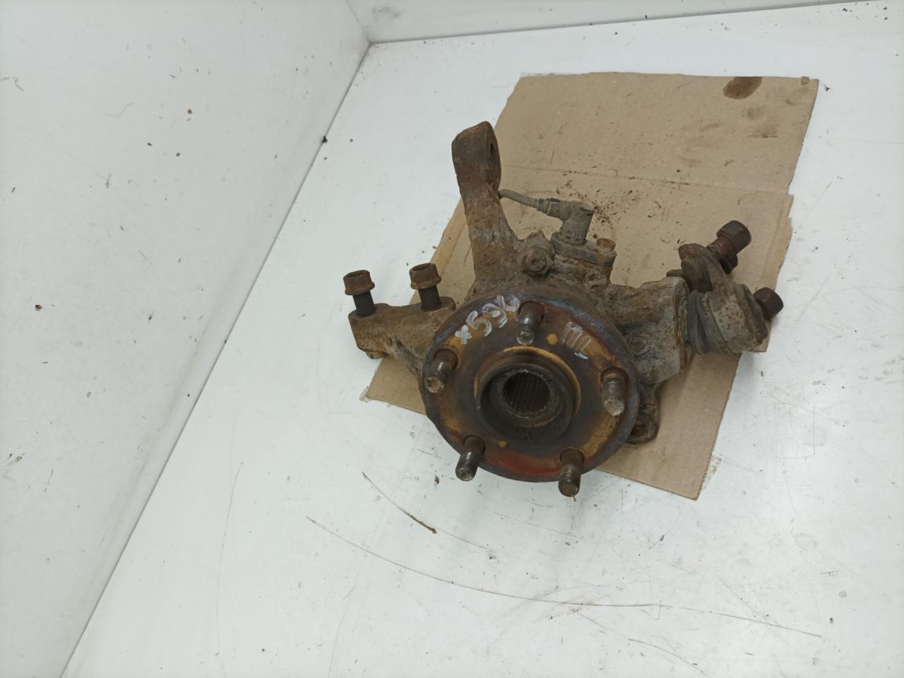 ступица передняя левая Toyota Avensis 1 поколение (T220) 1999, 2.0 л., TD, 2C-TE, дизель, МКПП, универсал - фото №1