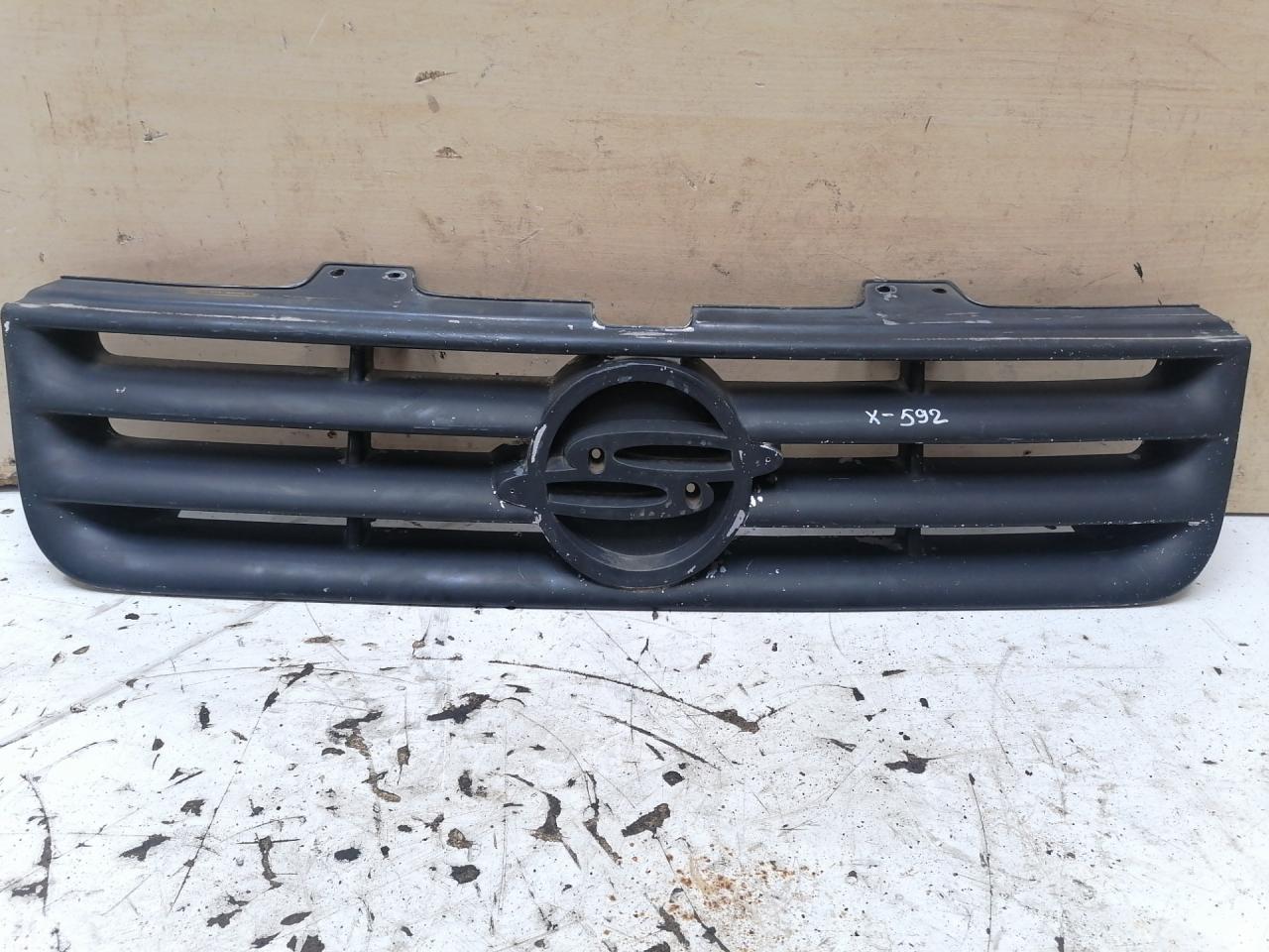 решетка радиатора SsangYong Musso 1 поколение 1998, 2.9 л., MB-OM 662, дизель, МКПП, внедорожник 5 дв. - фото №1