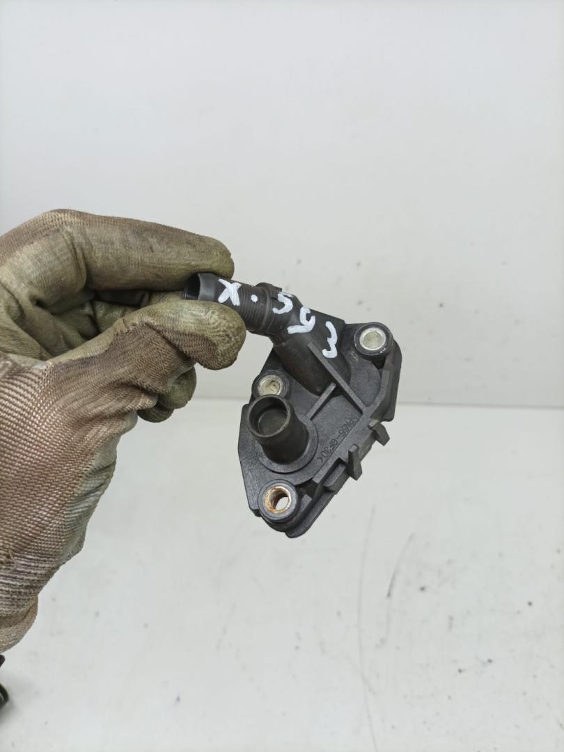 фланец (тройник) системы охлаждения Renault Megane 2 поколение 2006, 1.5 л., K9K 766, дизель, МКПП - фото №1