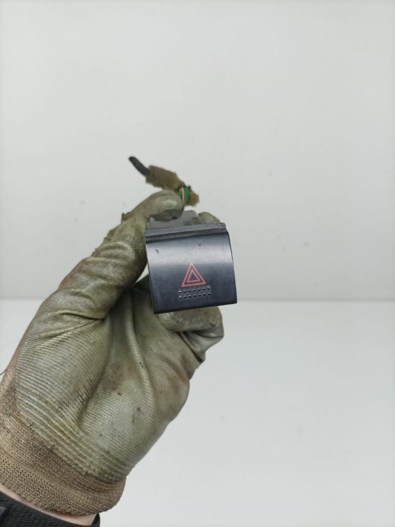 кнопка аварийной сигнализации Toyota Avensis 1 поколение (T220) 1999, 2.0 л., TD, 2C-TE, дизель, МКПП, универсал - фото №1