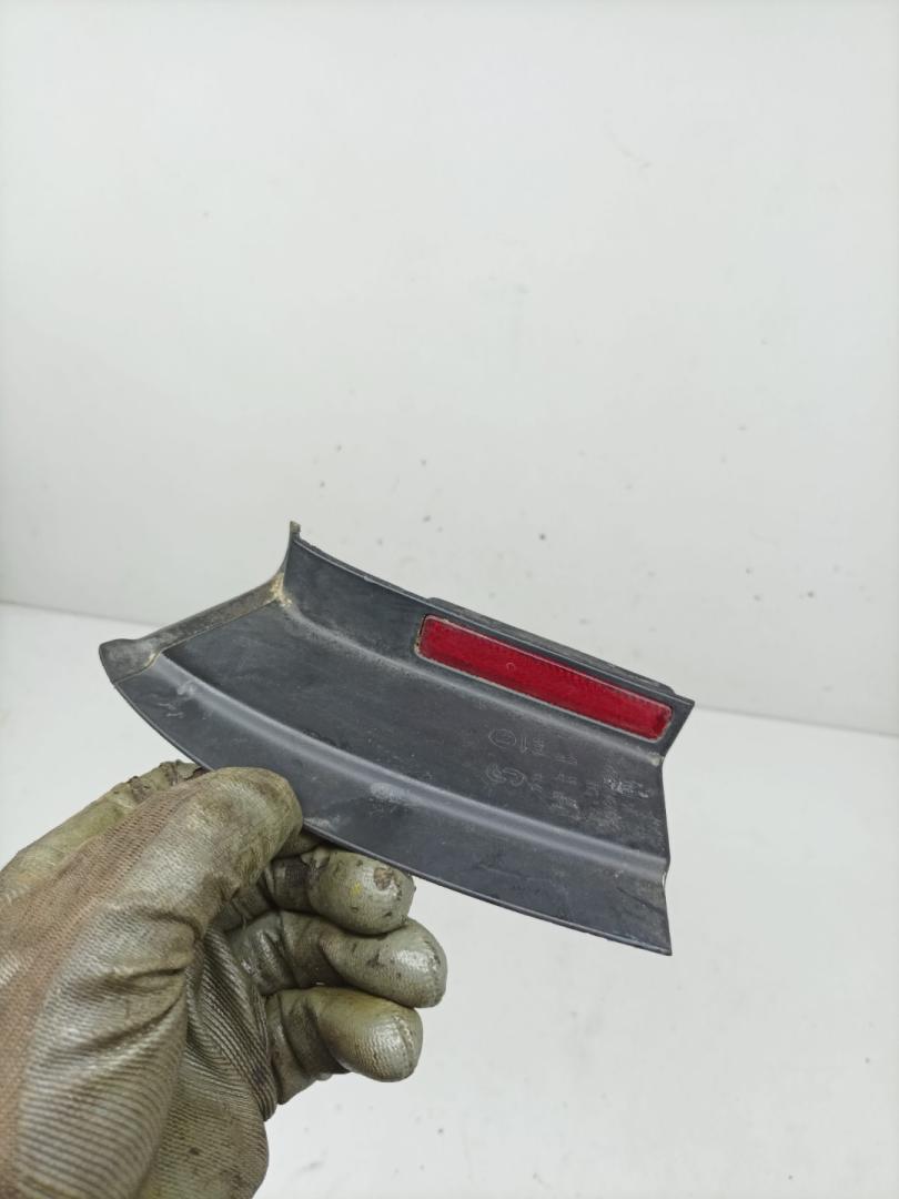 ус под фонарь левый Volkswagen Passat B6 2008, 2.0 л., CBAB, дизель, МКПП, универсал, полный привод, 3C9945311A - фото №1