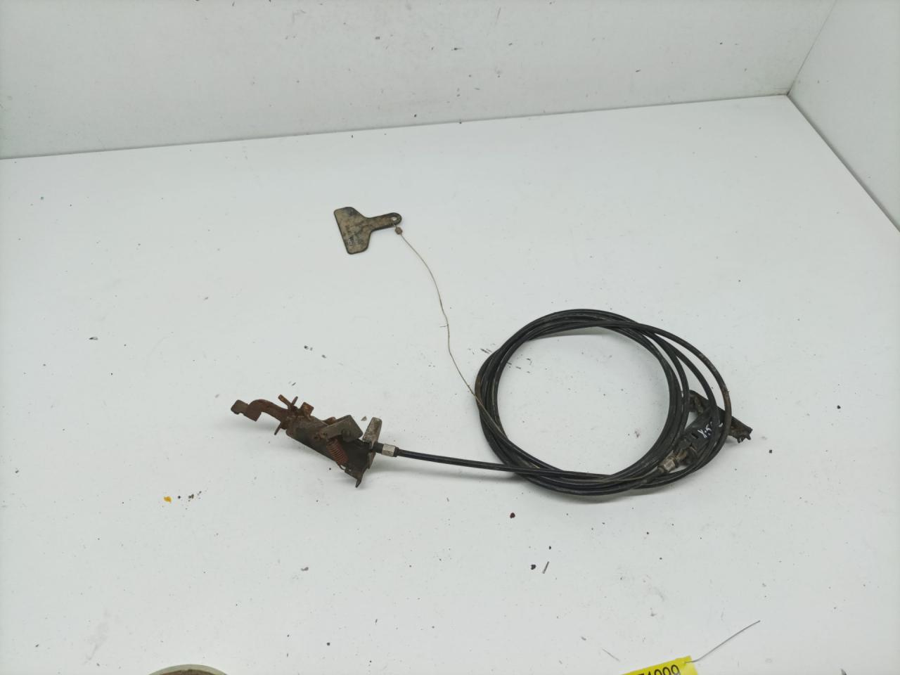 трос открывания лючка топливного бака SsangYong Musso 1 поколение 1998, 2.9 л., MB-OM 662, дизель, МКПП, внедорожник 5 дв. - фото №1