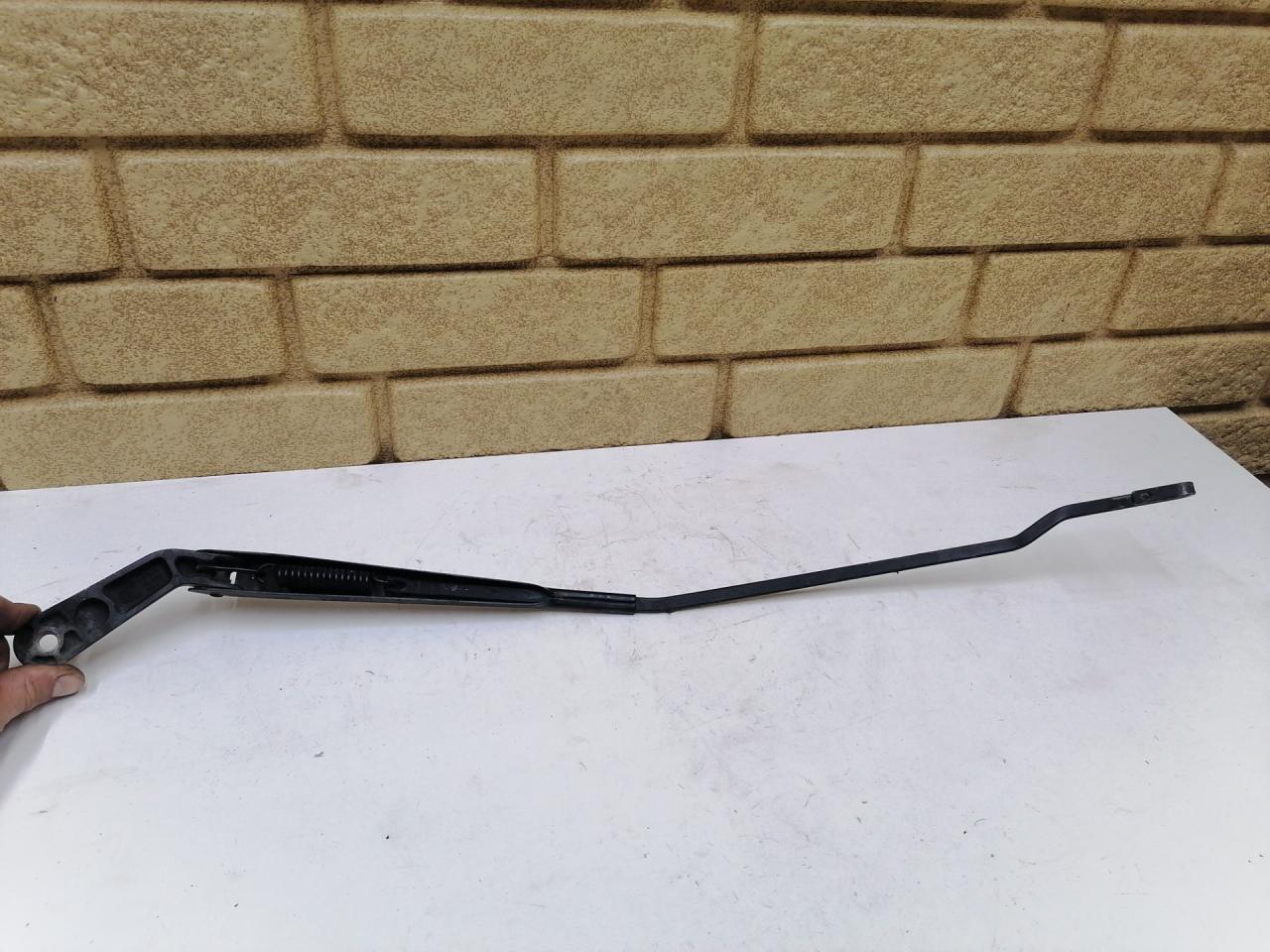 щеткодержатель (поводок стеклоочистителя, дворник) Volkswagen Bora 1 поколение 1998, 1.9 л., TDi, ALH, дизель, МКПП, седан, 1J1955410A - фото №1