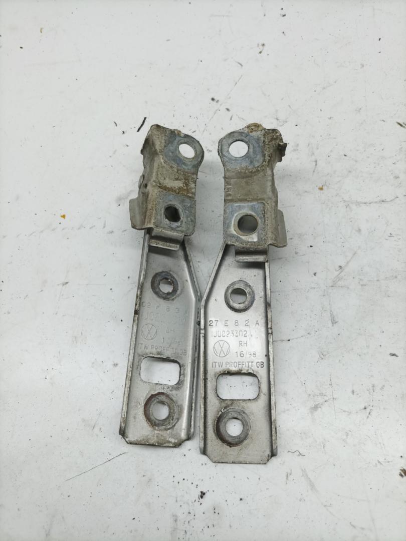 петля капота Volkswagen Bora 1 поколение 1998, 1.9 л., TDi, ALH, дизель, МКПП, седан - фото №1