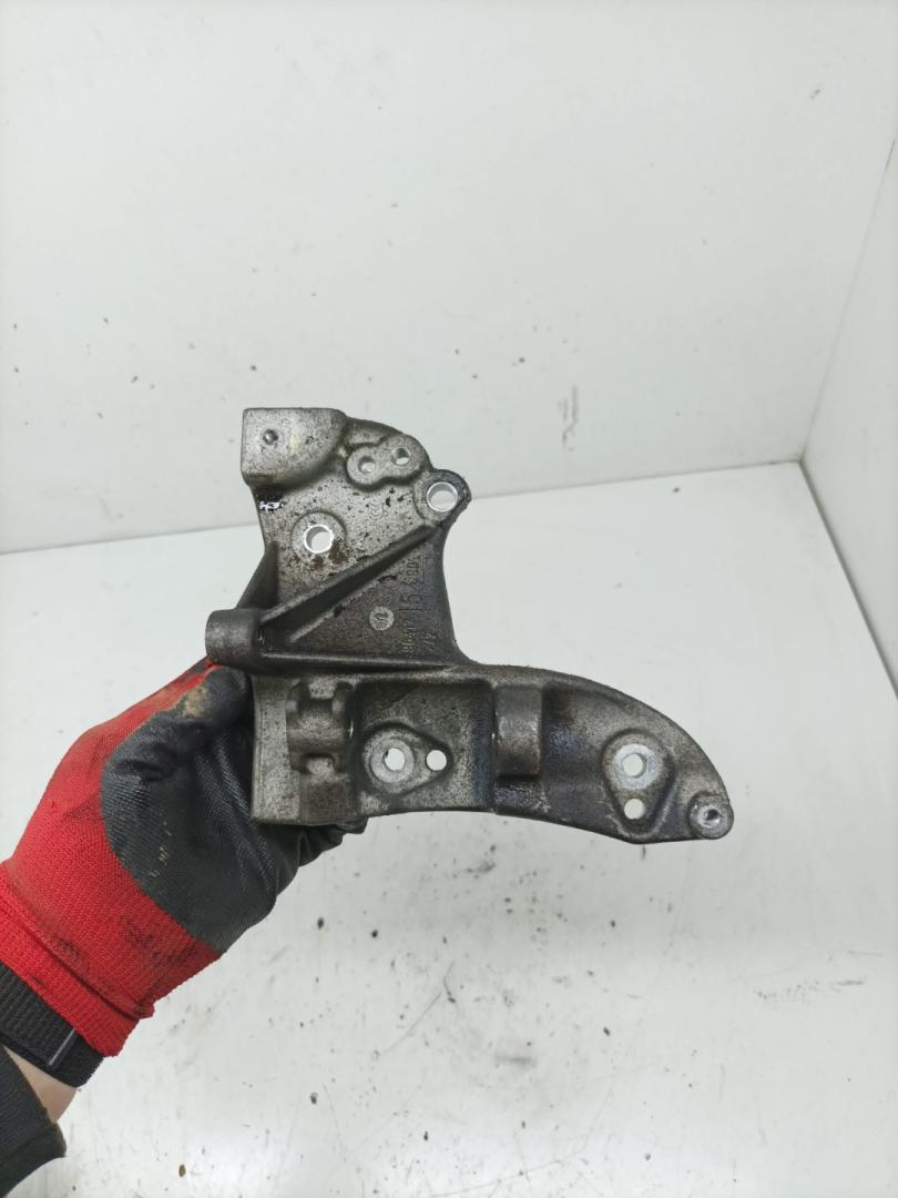 кронштейн генератора Peugeot 307 1 поколение 2003, 1.4 л., 8HZ (DV4TD), дизель, МКПП, хетчбэк 5 дв., 9641715480 - фото №1