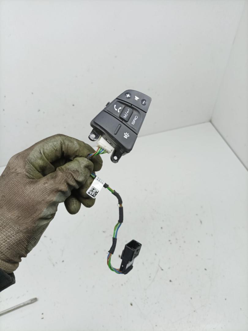 кнопки управления на руле Lada XRAY 1 поколение 2020, 1.8 л., бензин, МКПП, хетчбэк 5 дв., 30150172, 309672640BCC-AA, 309673050-AA - фото №1