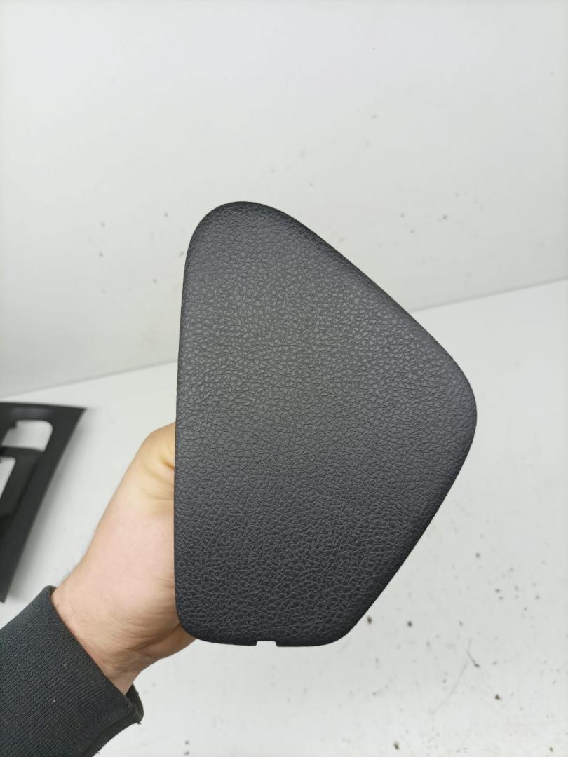 заглушка в торпедо Lada XRAY 1 поколение 2020, 1.8 л., бензин, МКПП, хетчбэк 5 дв., 243224923R - фото №1