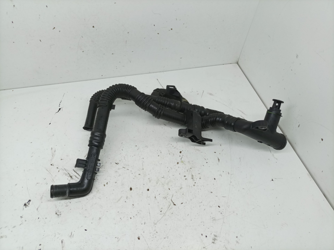 трубка охлаждающей жидкости Ford Focus 2 поколение 2006, 1.6 л., G8DB, дизель, МКПП, универсал - фото №1