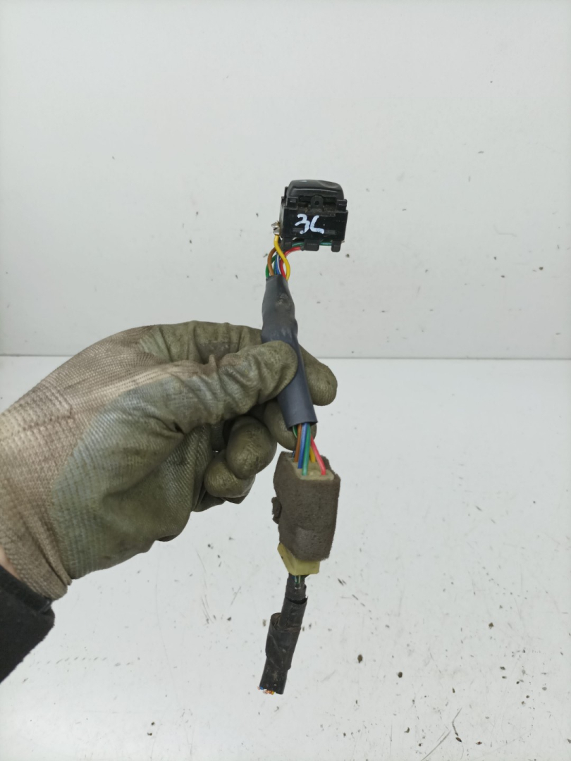 кнопка стеклоподъемника двери задней Hyundai Galloper 2 поколение 1999, 2.5 л., D4BH, дизель, МКПП, внедорожник 5 дв. - фото №1