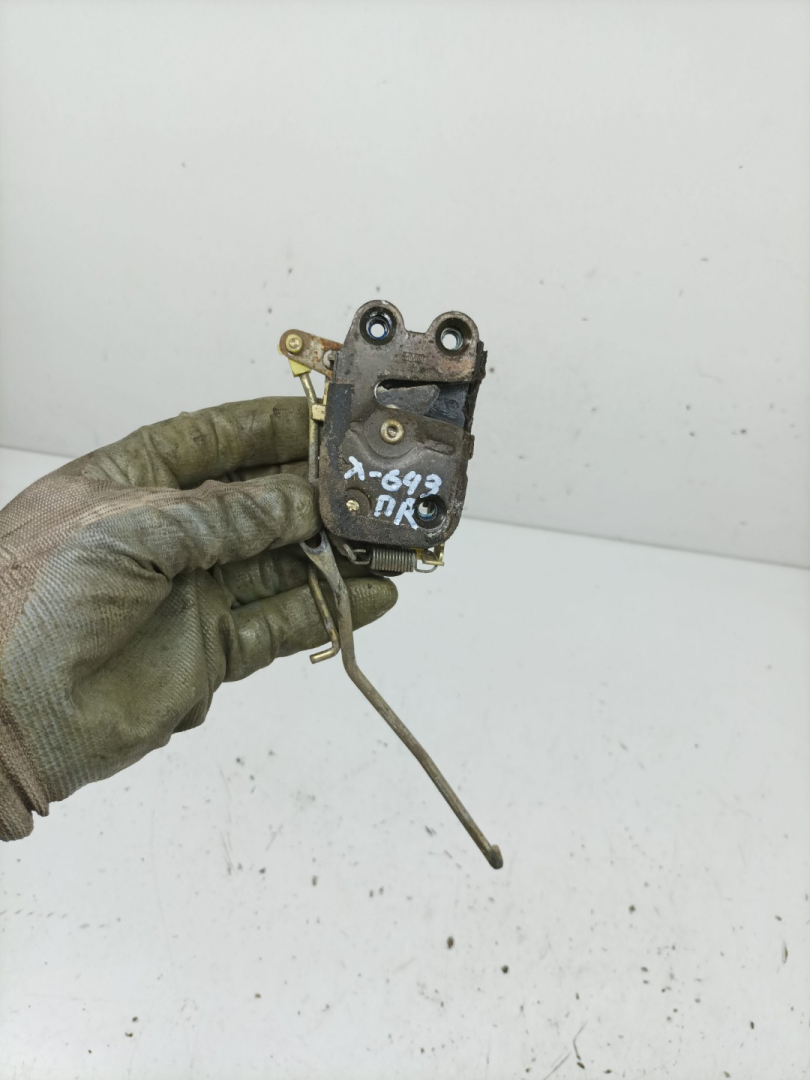 замок двери передней правой Hyundai Galloper 2 поколение 1999, 2.5 л., D4BH, дизель, МКПП, внедорожник 5 дв. - фото №1