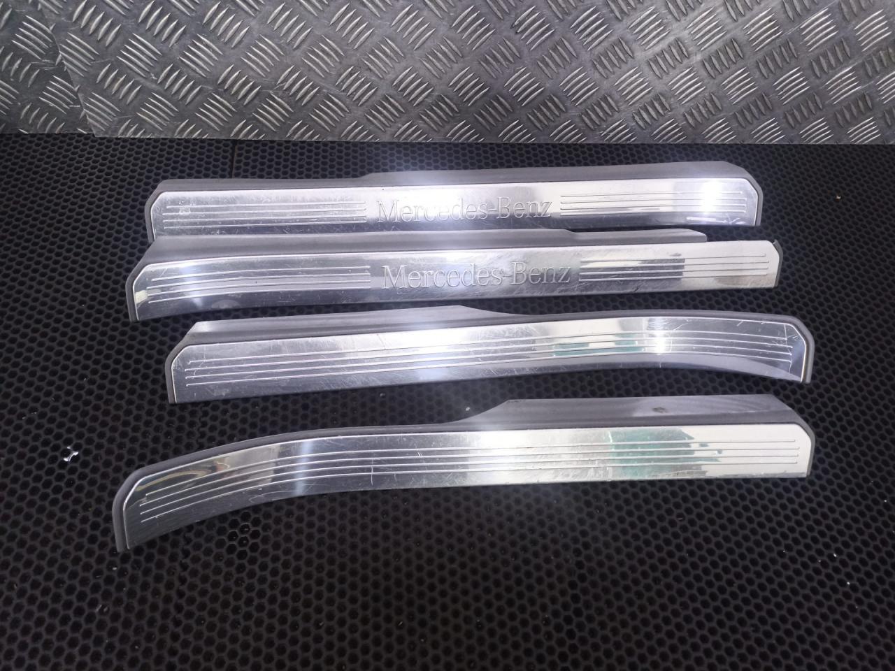 накладка на порог внутренняя Mercedes-Benz S-Класс W221 2006, A2216801835, A2216801735, A2216800235, A2216800135 - фото №1