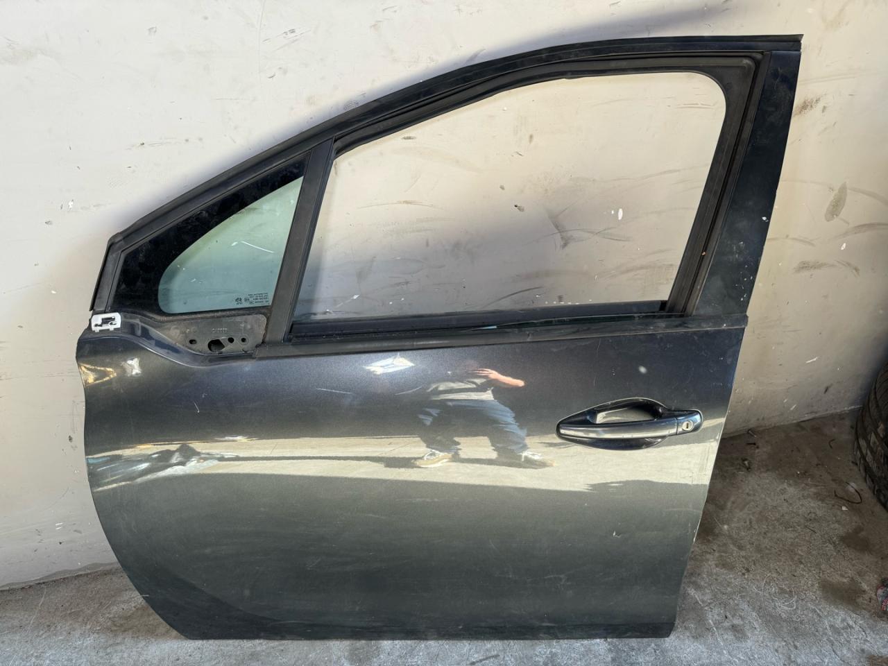 дверь передняя левая Peugeot 208 1 поколение 2015, 9671889780 - фото №1