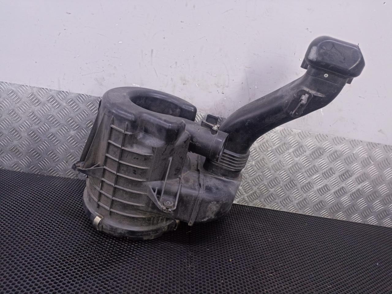 корпус воздушного фильтра Nissan Cabstar F24 2010, 1126393S03, 1096876S01 - фото №1