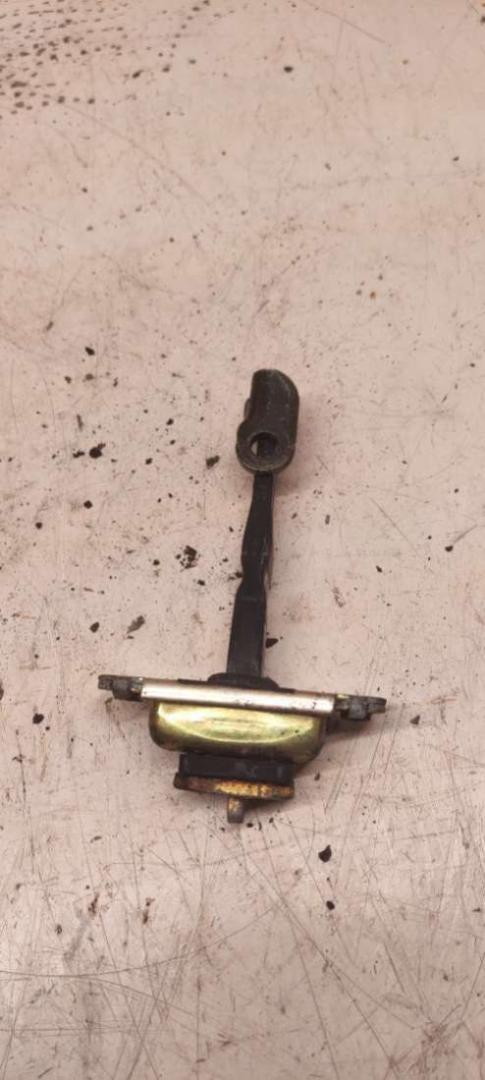 ограничитель открывания двери Peugeot 206 1 поколение 2003, 1.1 л., бензин, МКПП, купе - фото №1