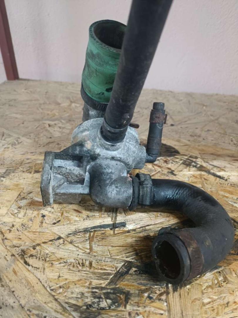 корпус термостата Chrysler Grand Voyager 4 поколение 2004, 2.5 л., дизель, МКПП, минивэн - фото №1