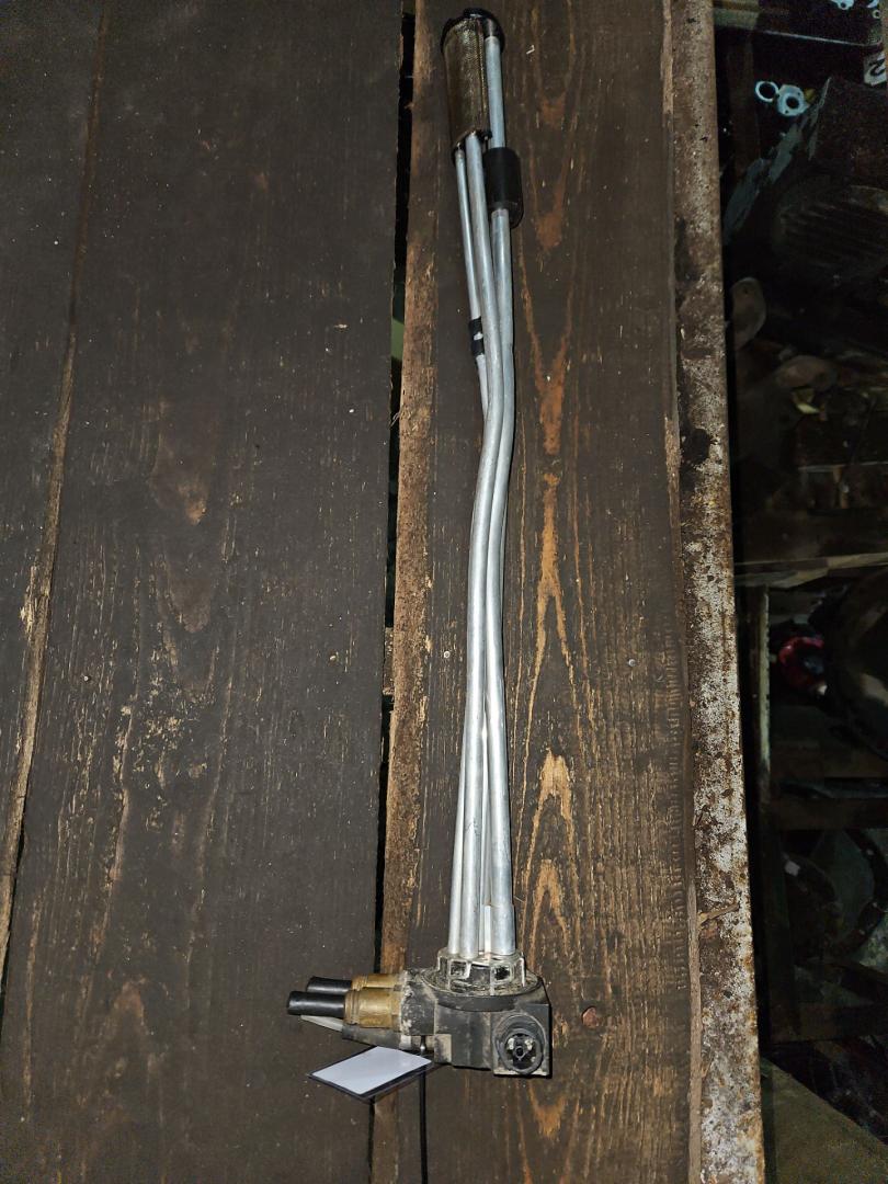 датчик уровня топлива Scania R 3 поколение 2014, 12.7 л., DC 13.124, дизель, АКПП, белый, правый руль, 1882992, 2568900, 2238325, 2009871, 2057542, 2095566 - фото №1