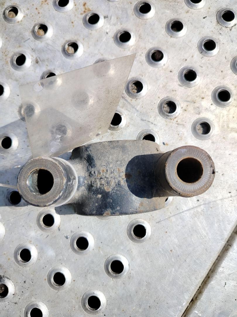 крепление стабилизатора / втулки стабилизатора MAN TGX 1 поколение 2017, 12.4 л., D 2676 LF 51, дизель, АКПП, белый, правый руль, 81437180059 - фото №1