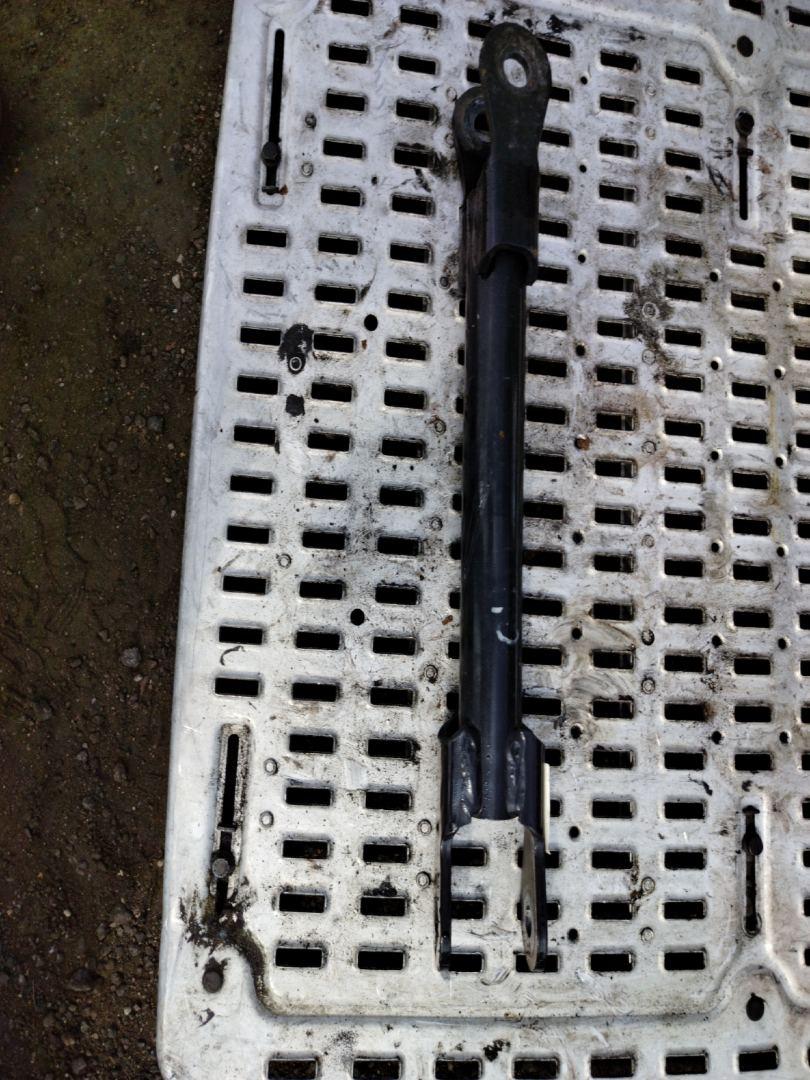 стойка стабилизатора MAN TGX 1 поколение 2017, 12.4 л., D 2676 LF 51, дизель, АКПП, белый, правый руль, 81437185111 - фото №1