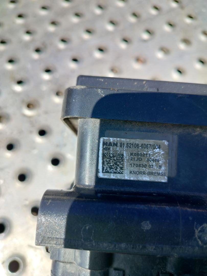 кран модулятор EBS MAN TGX 1 поколение 2017, 12.4 л., D 2676 LF 51, дизель, АКПП, белый, правый руль, 81521066067, 81521069067, K050211N04, K050211, K050211N50 - фото №1