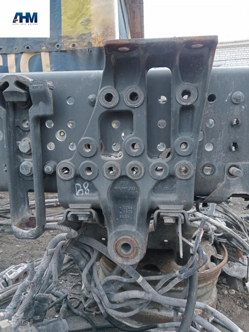 кронштейн рессоры Mercedes-Benz Actros 4 поколение (MP4) 2014, 12.8 л., OM 471.900, дизель, белый, правый руль, A9603201170 - фото №1