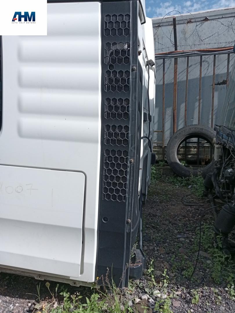 молдинг (накладка кузовная) MAN TGS 1 поколение 2017, 12.4 л., D 2676 LF 51, дизель, АКПП, белый, правый руль, 81082015940, 81082015914, 81082015884, 81082016068, 81082016061 - фото №1