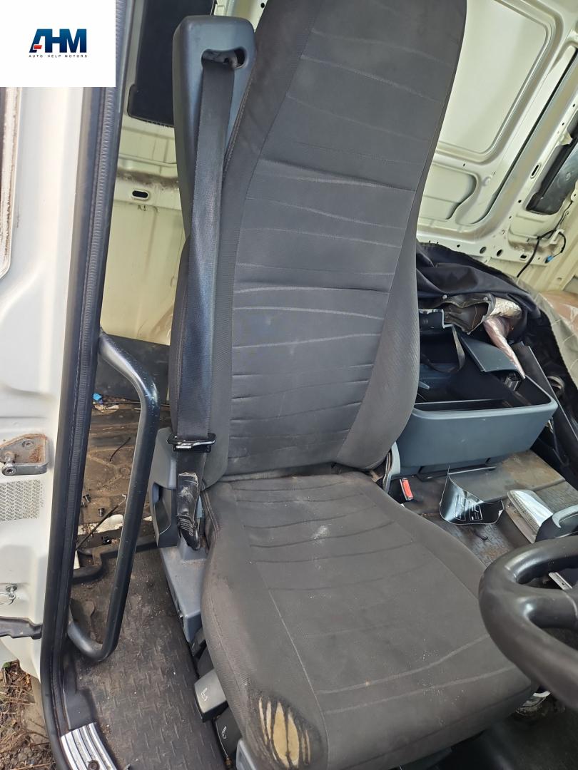 салон (комплект сидений) Scania R 3 поколение 2013, 12.7 л., DC 13.111, дизель, МКПП, белый, правый руль, 2189674 - фото №1