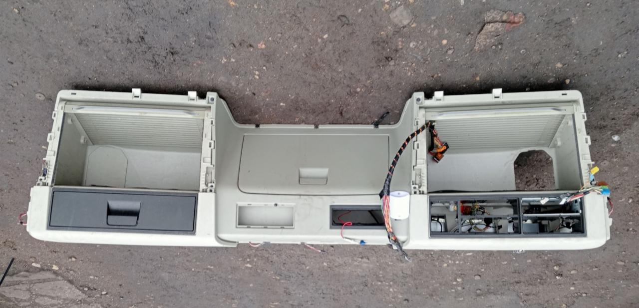 Полка над лобовым стеклом Volvo FH 3 поколение 2013, 12.8 л., D13C460, дизель, АКПП, красный, правый руль, 82857970 - фото №1