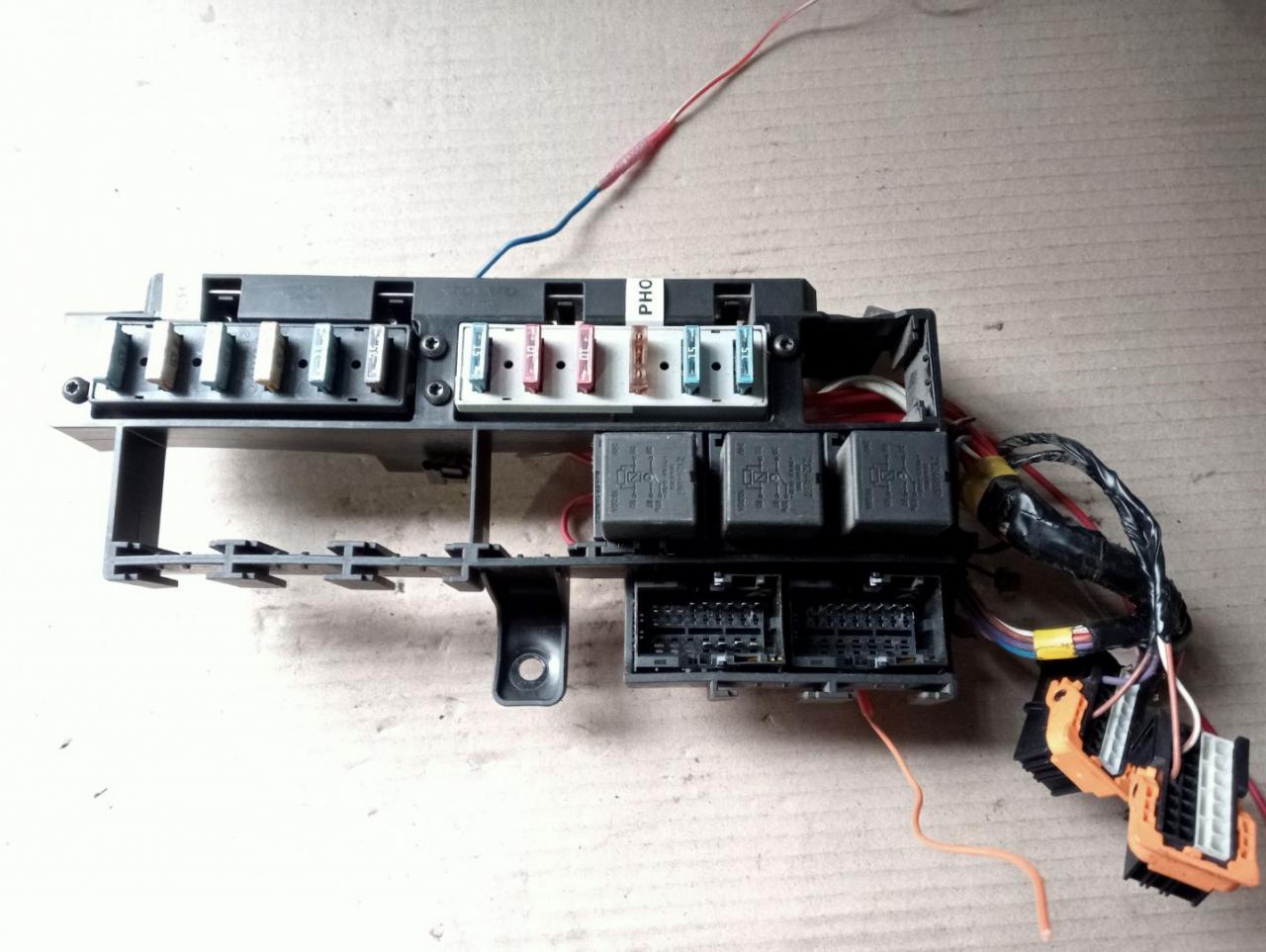 блок предохранителей Volvo FH 3 поколение 2013, 12.8 л., D13C460, дизель, АКПП, красный, правый руль, 21307700 - фото №1