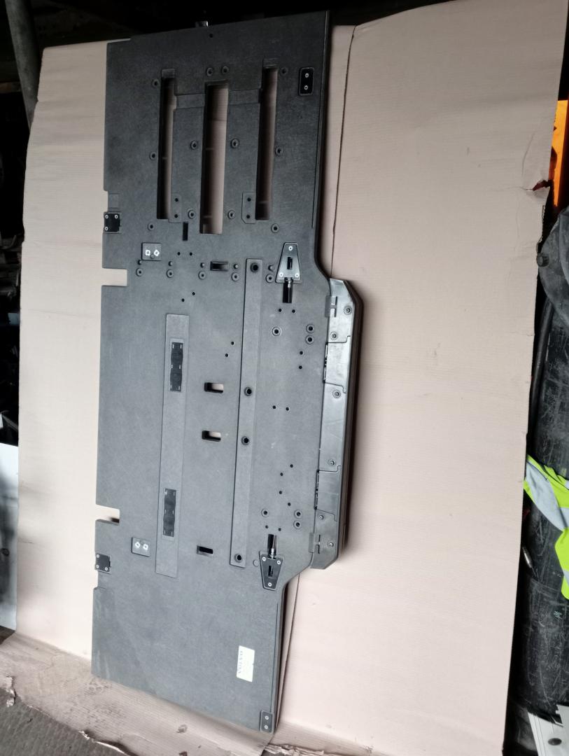 полка спальника Volvo FH 3 поколение 2013, 12.8 л., D13C460, дизель, АКПП, красный, правый руль, 82812830 - фото №1