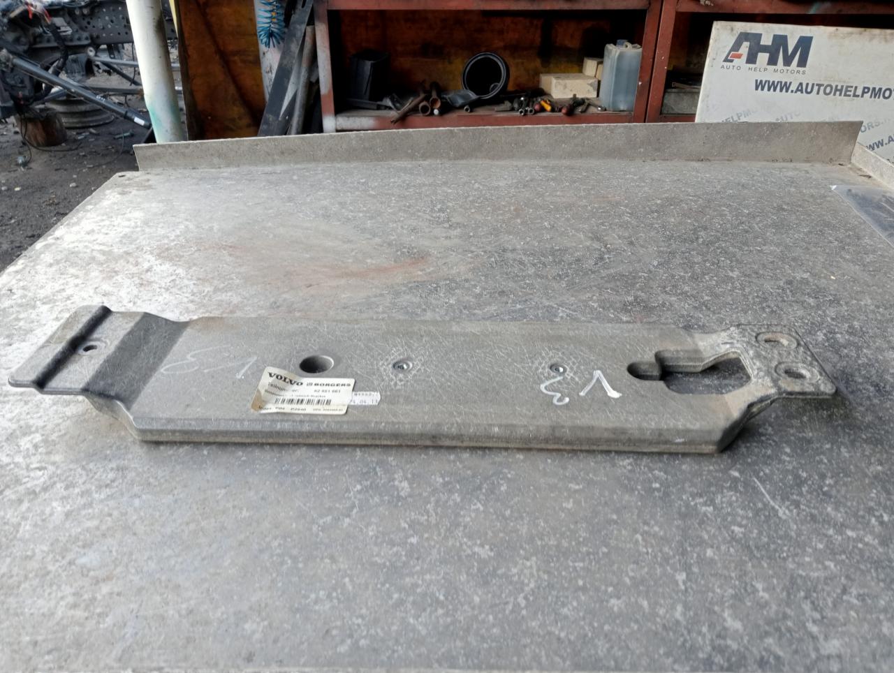 накладка декоративная Volvo FH 3 поколение 2013, 12.8 л., D13C460, дизель, АКПП, красный, правый руль, 82951661 - фото №1