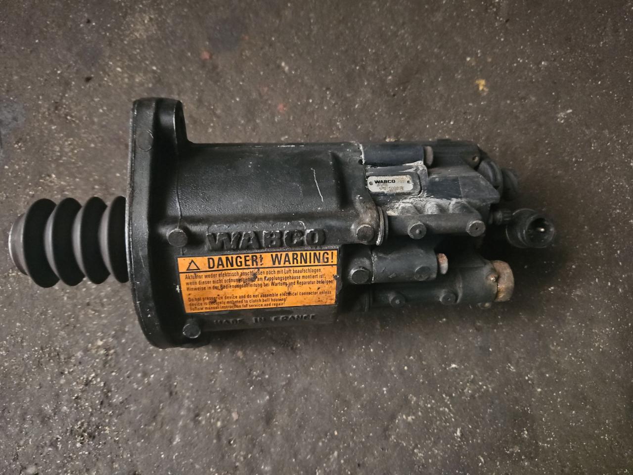 пневмогидроусилитель сцепления Mercedes-Benz Actros 2 поколение (MP2) 2007, белый, грузовик, 9701500010, 0002500562, A0002500562, A0002500062, A0002501562 - фото №1