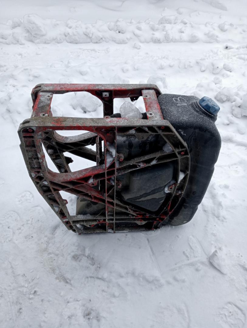 бак AdBlue (мочевины) Volvo FH 3 поколение 2013, 12.8 л., D13C460, дизель, АКПП, красный, правый руль, 21107049, 23263887, 21754528, 23591529, 22080281, 22080280, 21196040 - фото №1