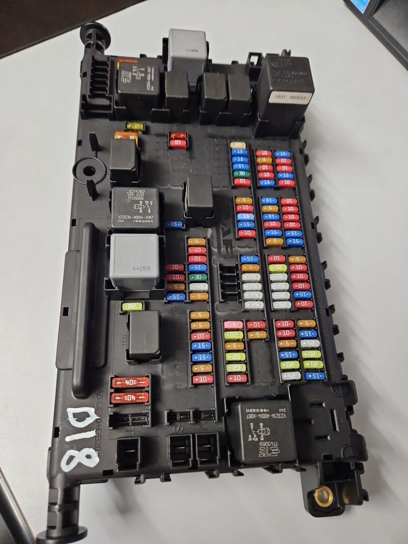 блок предохранителей DAF XF 106 1 поколение 2019, MX-13, АКПП, белый, правый руль, 2150895 - фото №1