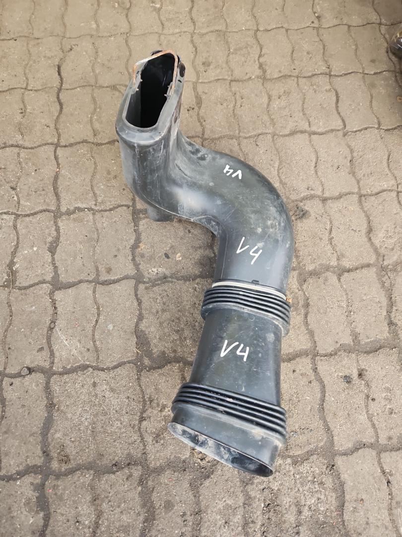 патрубок воздушного фильтра Volvo FH 3 поколение 2013, 12.8 л., D13C500, дизель, АКПП, белый, правый руль, 21627374, 21199194, 21116214, 21627376 - фото №1