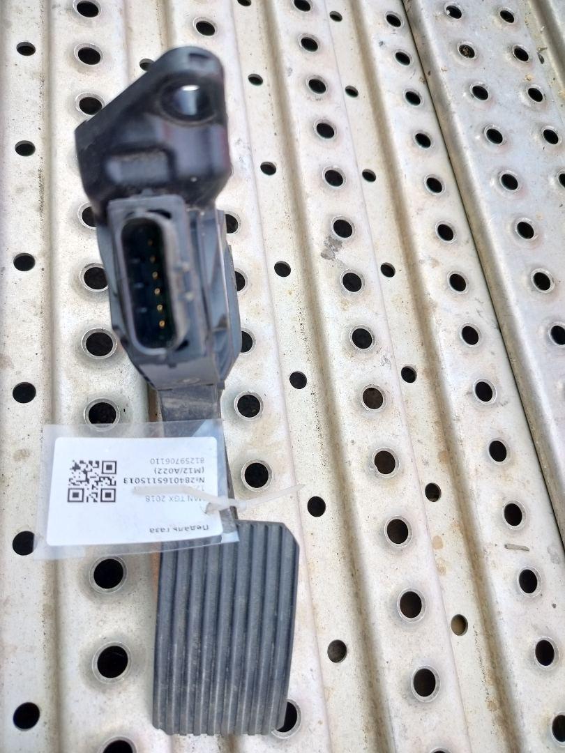 педаль MAN TGX 1 поколение 2018, 12.4 л., D 2676 LF 52, дизель, АКПП, белый, правый руль, 81259706110 - фото №1